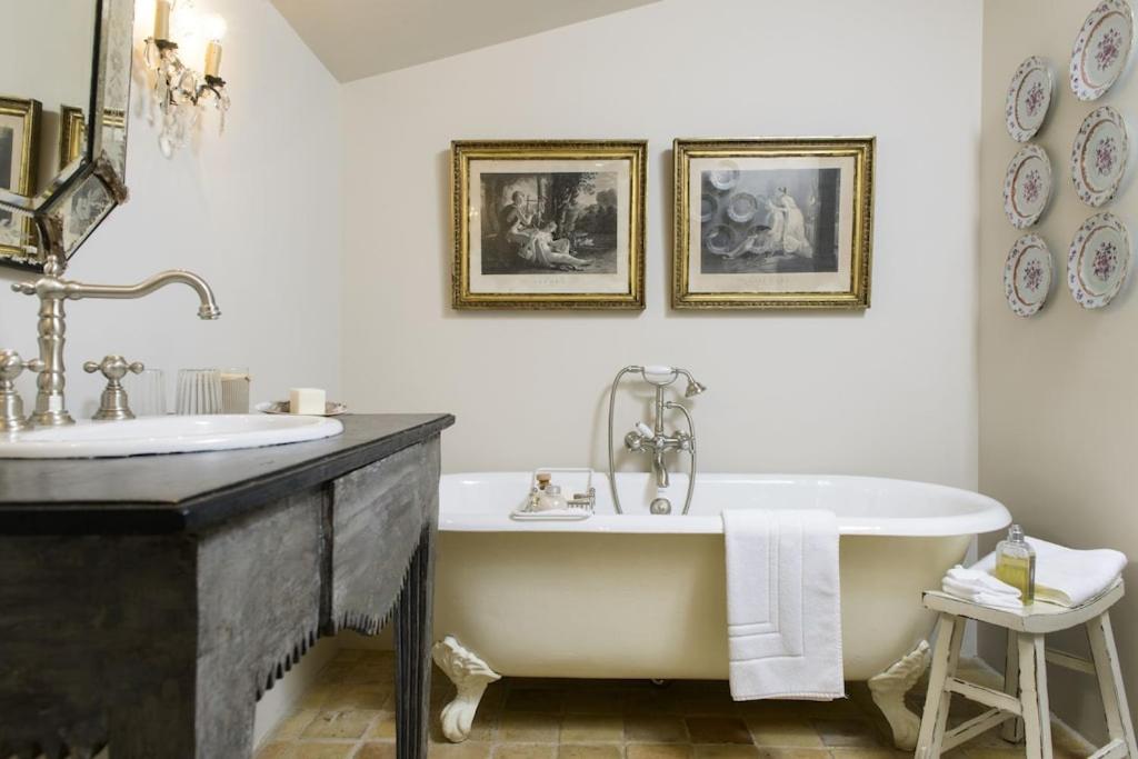 ein Badezimmer mit einer großen Badewanne und einem Waschbecken in der Unterkunft Luxury Village House In The Heart St.Remy-De-Provence in Saint-Rémy-de-Provence