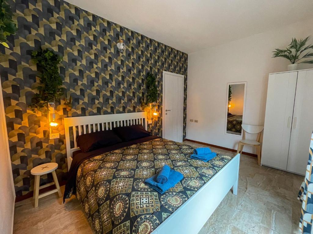 Un dormitorio con una cama con almohadas azules. en DEA DREAMS San Siro 27 Apartment, en Milán