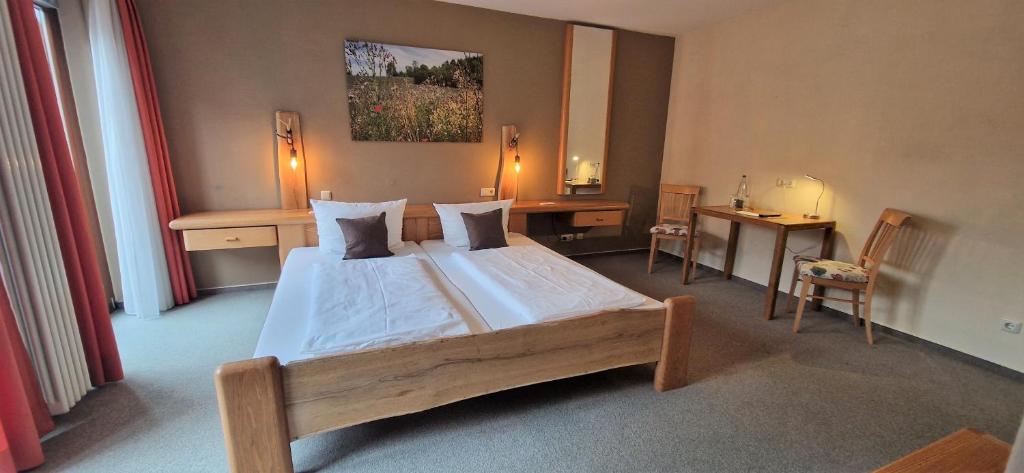 Postel nebo postele na pokoji v ubytování Hotel Goldenes Fass