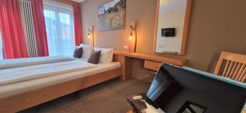 Postel nebo postele na pokoji v ubytování Hotel Goldenes Fass