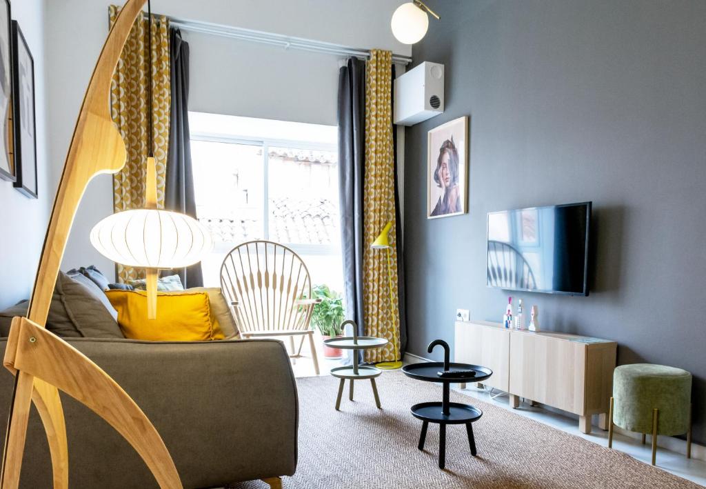 ein Wohnzimmer mit einem Sofa und einem Tisch in der Unterkunft Maria´s Home in Málaga