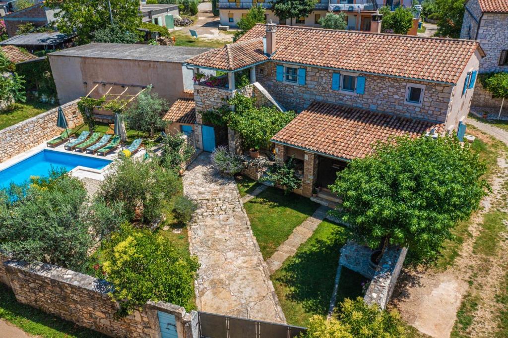 una vista aérea de una casa con piscina en Villa Jas, en Grandići