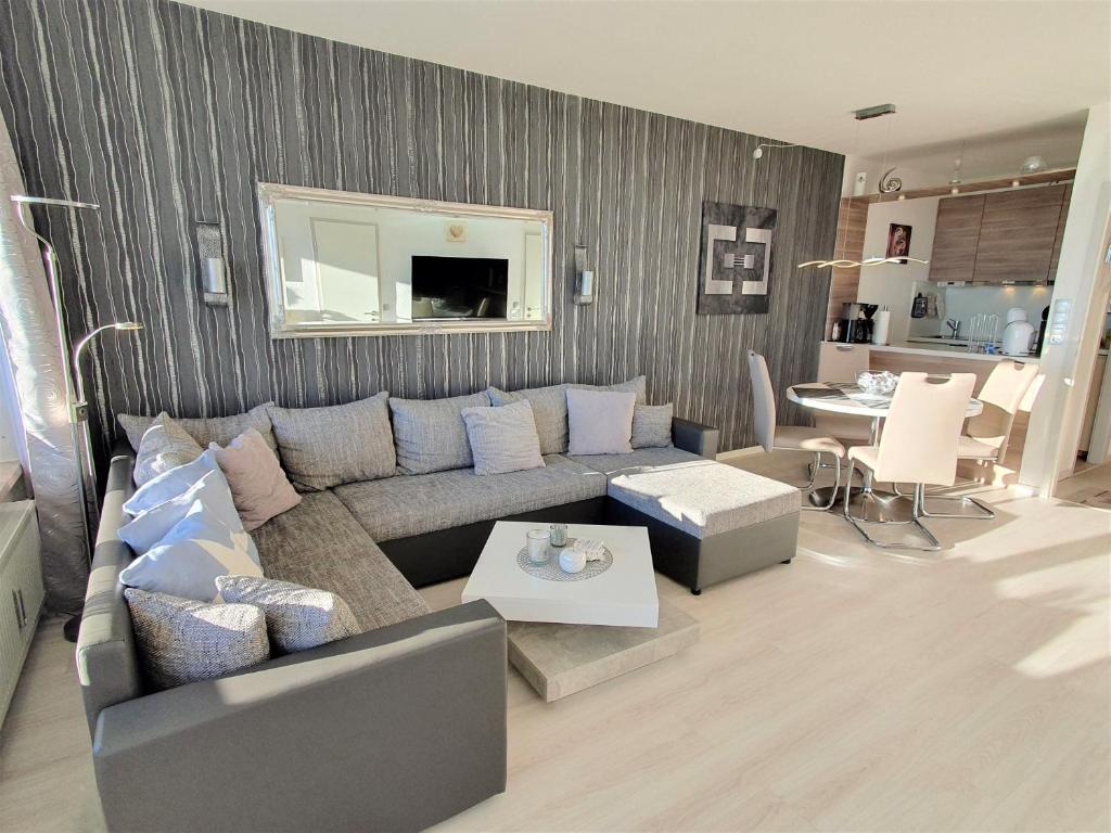ein Wohnzimmer mit einem Sofa und einem Tisch in der Unterkunft Fernblick Hohegeiß Sauna/Hallenbad in Hohegeiß