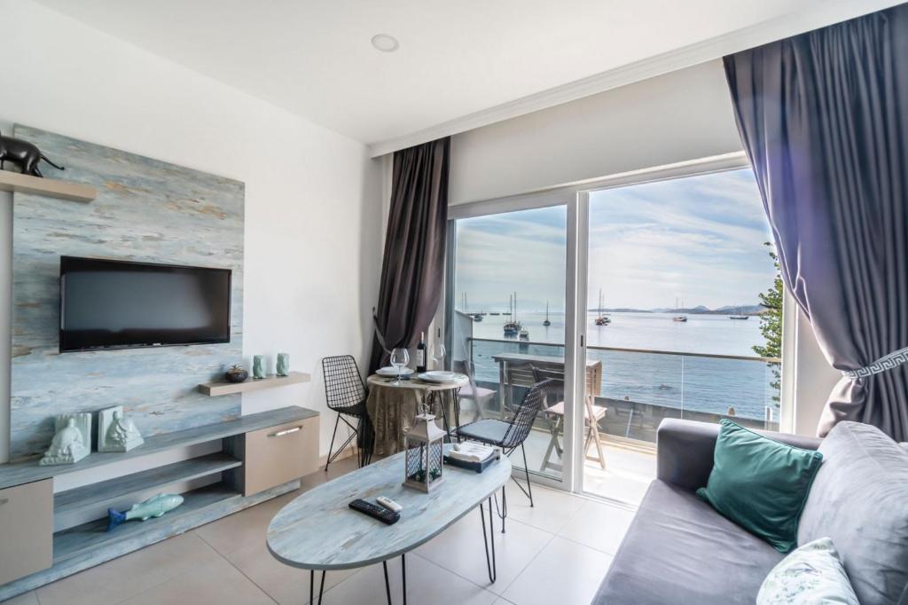 Seafront Flat with Fascinating Sea View in Bodrum