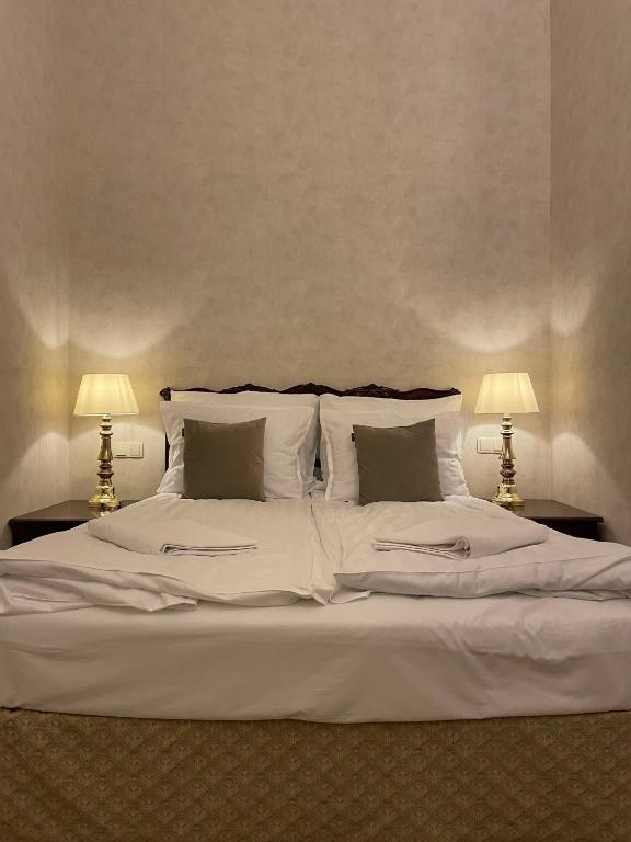 Posteľ alebo postele v izbe v ubytovaní OPERA16 Guestrooms