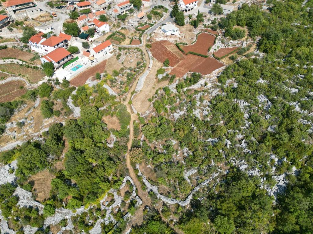 Pohľad z vtáčej perspektívy na ubytovanie Charming and Authentic Stone Villa Stanić