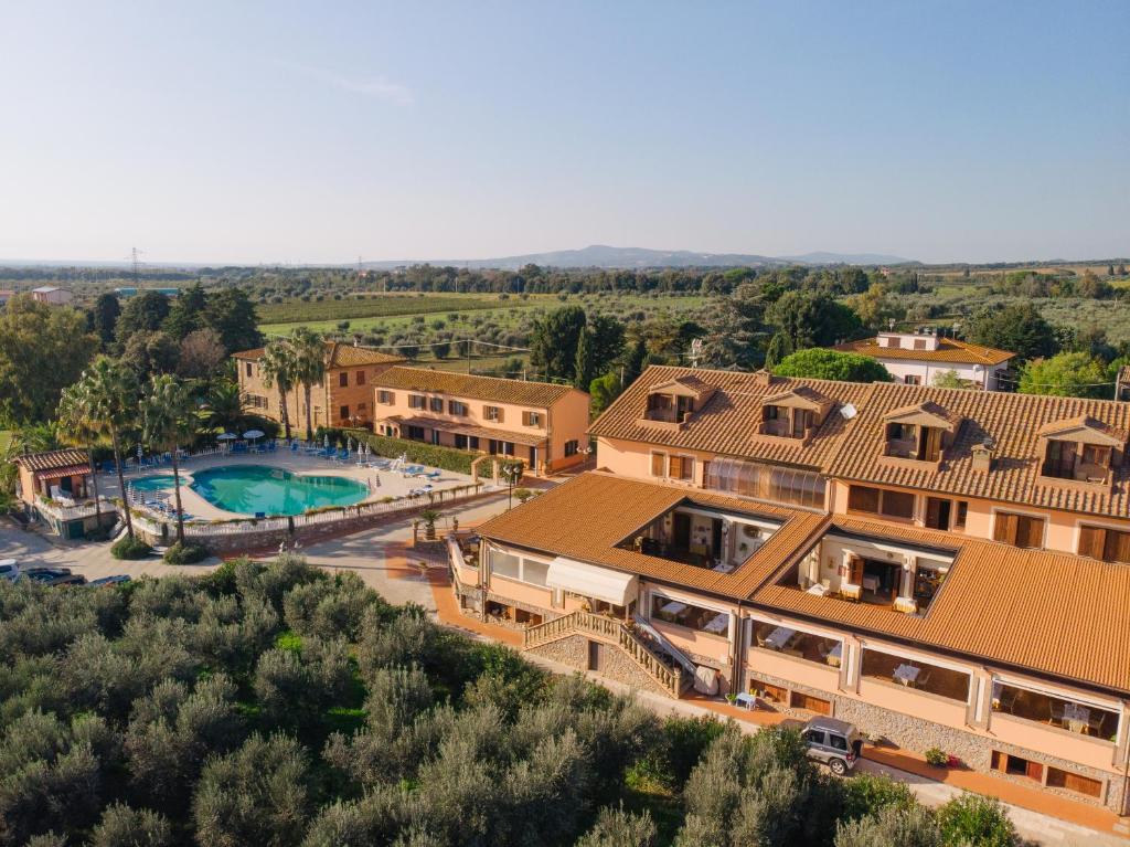 an aerial view of a house with a swimming pool at Agrihotel Elisabetta in Marina di Cecina
