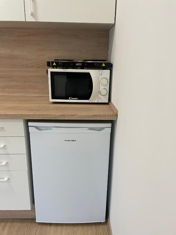 A kitchen or kitchenette at AA Apartman