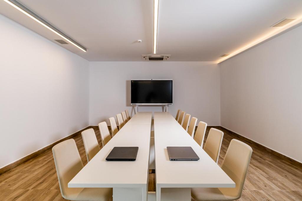 Telewizja i/lub zestaw kina domowego w obiekcie Cresanto Luxury Suites