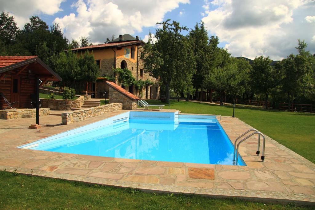 a swimming pool in the yard of a house at Agriturismo Fattoria Ca Di Sole in San Benedetto Val di Sambro