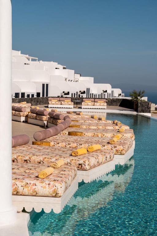 Basen w obiekcie Cresanto Luxury Suites lub w pobliżu