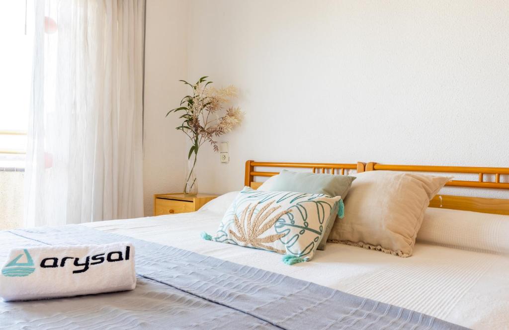 ein Schlafzimmer mit einem großen Bett mit Kissen darauf in der Unterkunft Córdoba con bonitas vistas in Salou