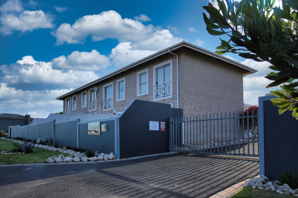 una casa con una recinzione di fronte di Birds View Holiday Home a Langebaan