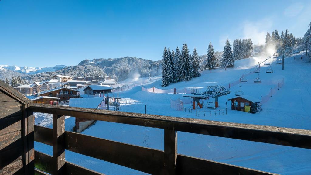 Grand Morillon-309 Appart vue pistes- 5 pers في موريو: منحدر التزلج المغطى بالثلج مع مصعد التزلج