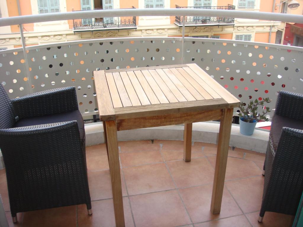 ニースにあるApartment Nicéaの木製テーブル、バルコニー(椅子2脚付)