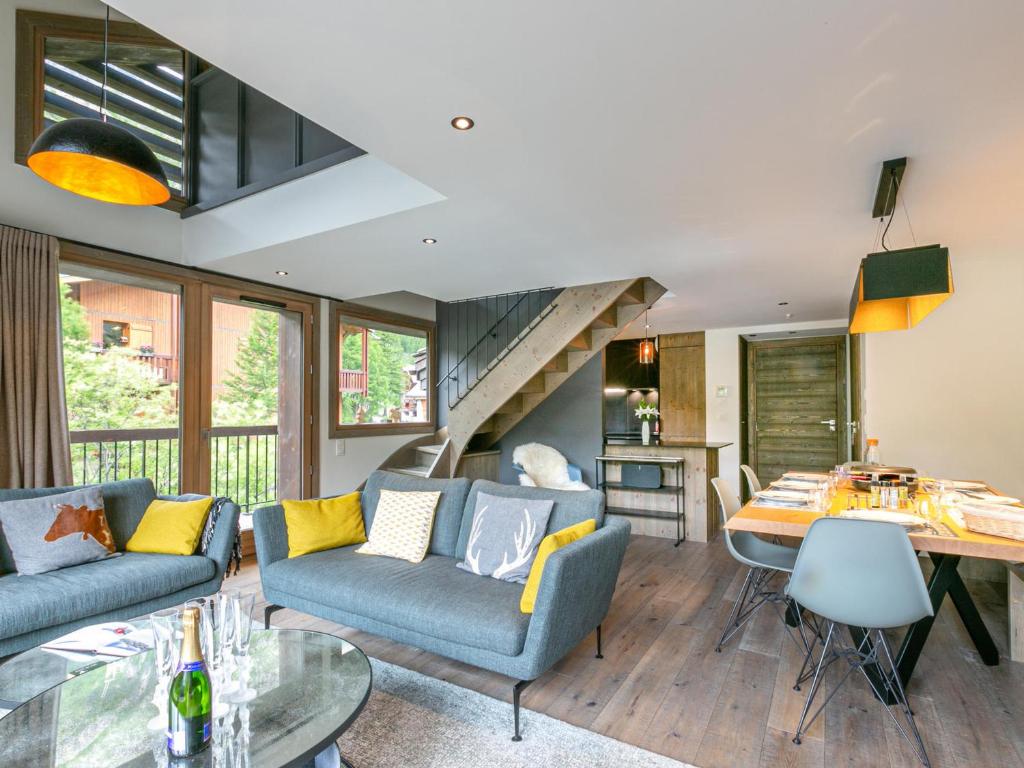 - un salon avec des canapés, une table et un escalier dans l'établissement Appartement de Standing en Duplex à Val-d'Isère avec Balcon, Parking et Wifi - FR-1-694-22, à Val dʼIsère