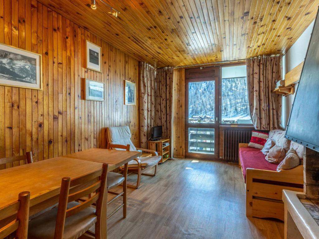 un salon avec une table et un canapé dans l'établissement Appartement rénové 2 pièces à Val-d'Isère, balcon, animaux acceptés - FR-1-694-241, à Val dʼIsère