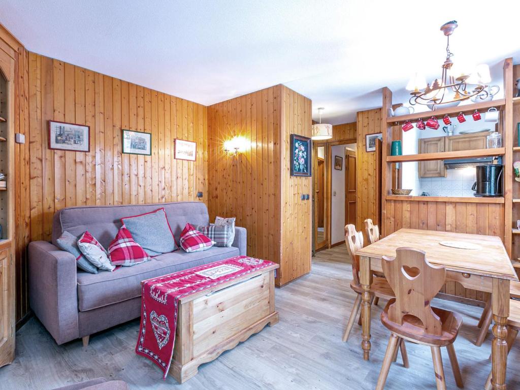 un salon avec un canapé et une table dans l'établissement Appartement Chaleureux avec Parking et Accès Facile aux Pistes à Val-d'Isère - FR-1-694-233, à Val dʼIsère