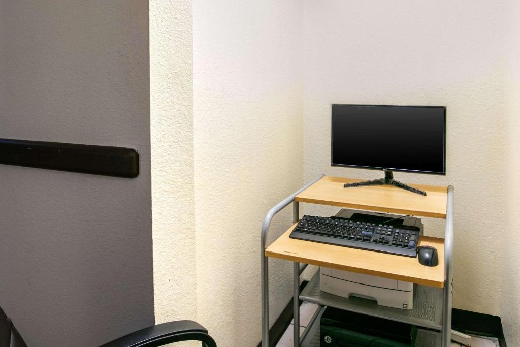 Quality Inn & Suites Metropolis I-24 photo