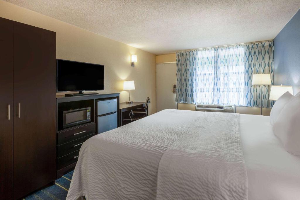 Days Inn by Wyndham Charles Town - King Room - Smoking