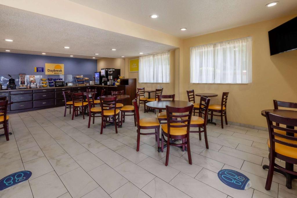 Days Inn by Wyndham Charles Town photo