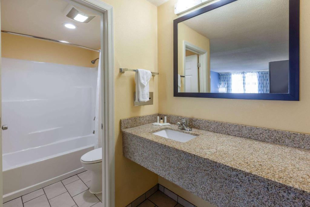 Days Inn by Wyndham Charles Town - Queen Room With Two Queen Beds - Non-Smoking