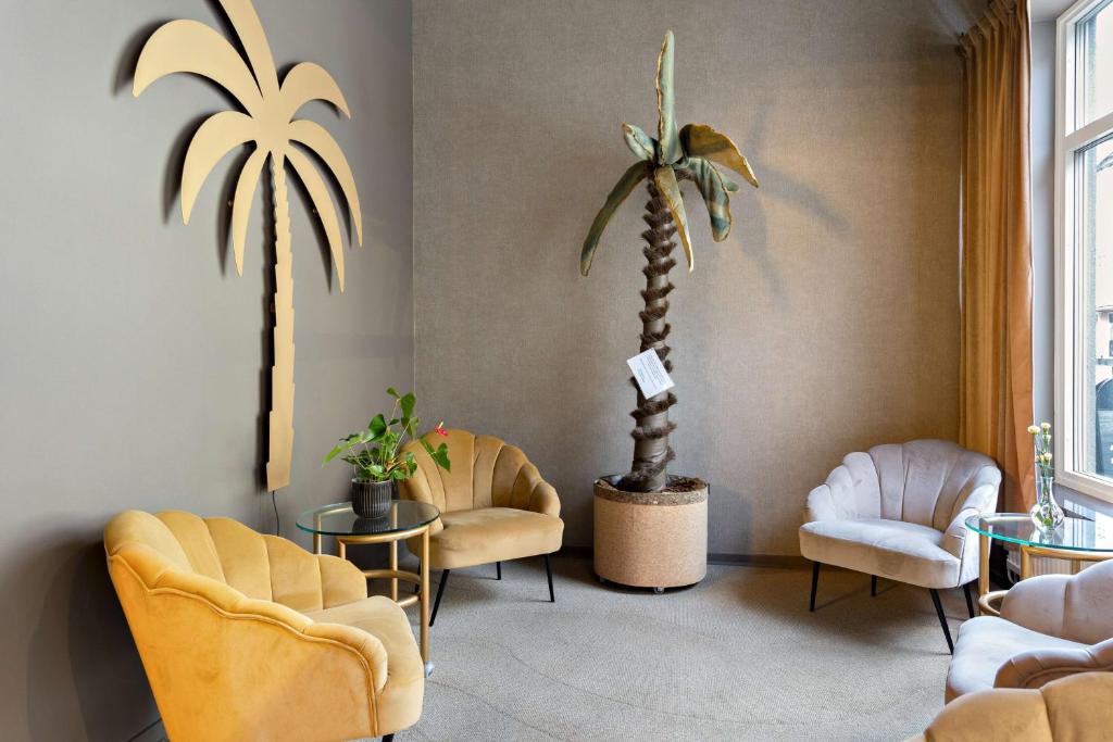 Ein Sitzbereich in der Unterkunft Palm Tree Hotel, Best Western Signature Collection