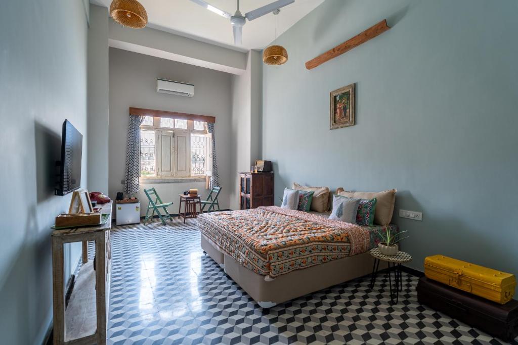 a bedroom with a bed and a tv in it at Kol Pol Mohalla Boutique Stay in Udaipur