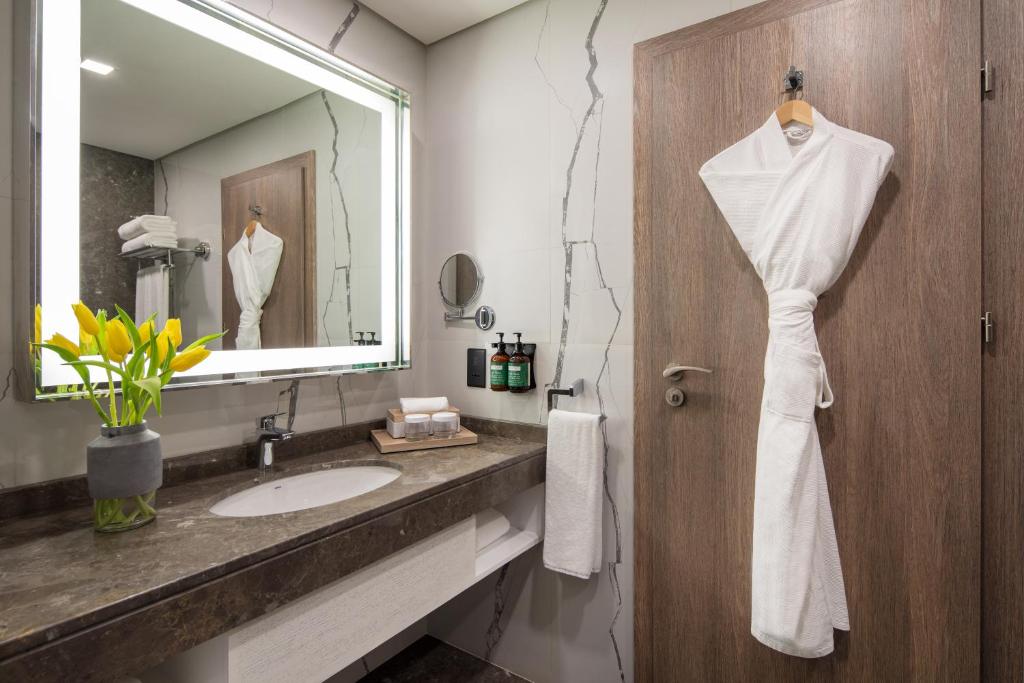 voco Dubai The Palm by IHG - Resim 34