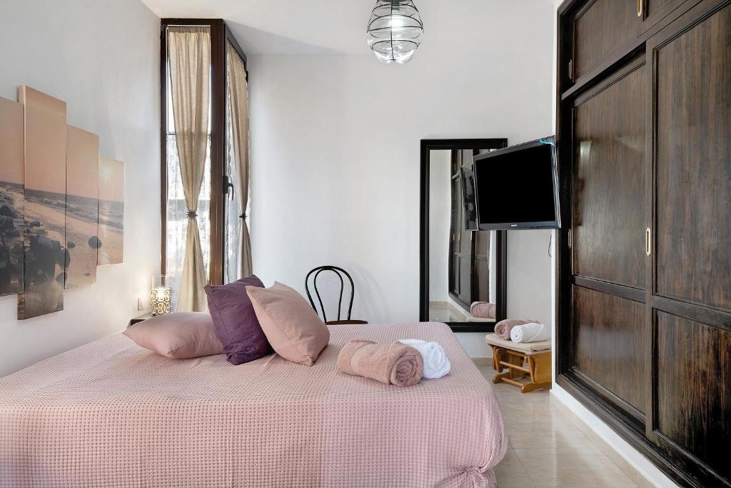 A bed or beds in a room at Guenia I