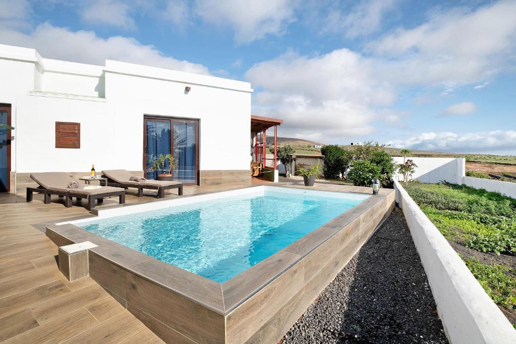 The swimming pool at or close to Guenia I