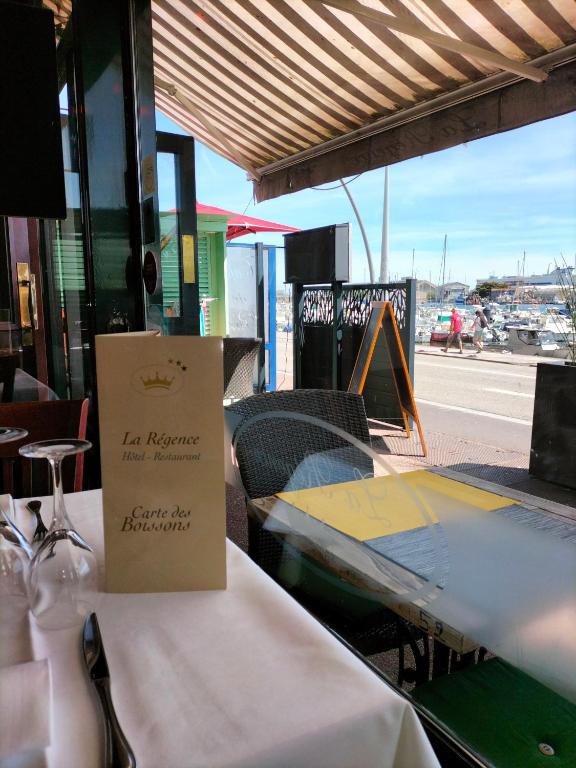 Posezení v ubytování Logis HOTEL RESTAURANT La Régence