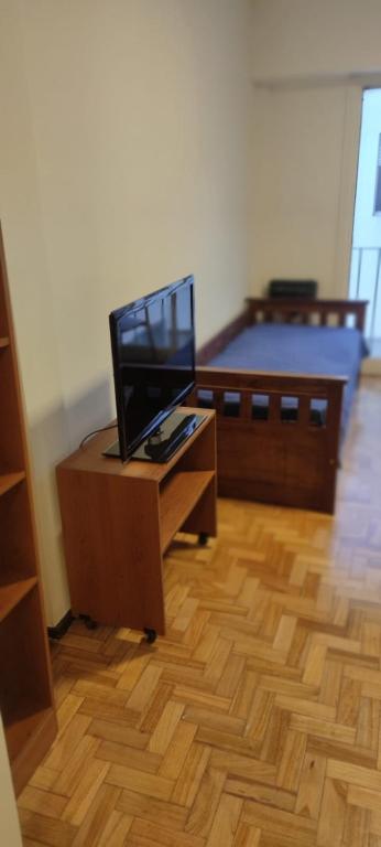 Habitación con escritorio y TV. en Departamento Subte linea B Ángel Gallardo en Buenos Aires