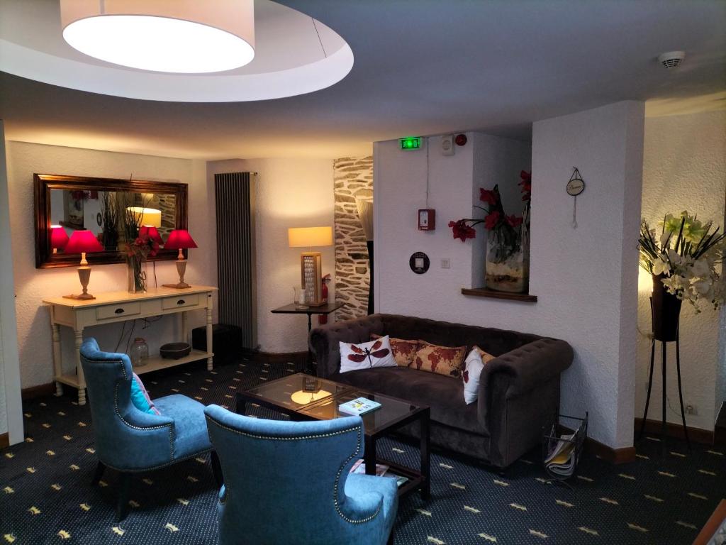 Posezení v ubytování Logis HOTEL RESTAURANT La Régence