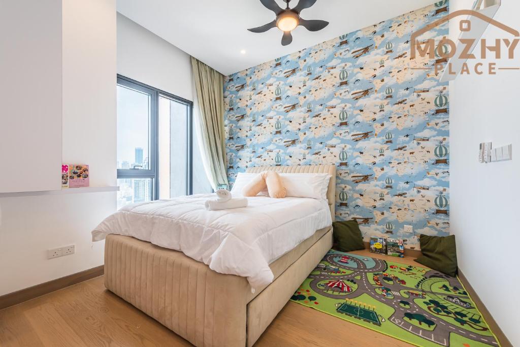 クアラルンプールにあるLucentia Lalaport Bukit Bintang By MozhyPlaceのベッドルーム1室(ベッド1台付)が備わります。