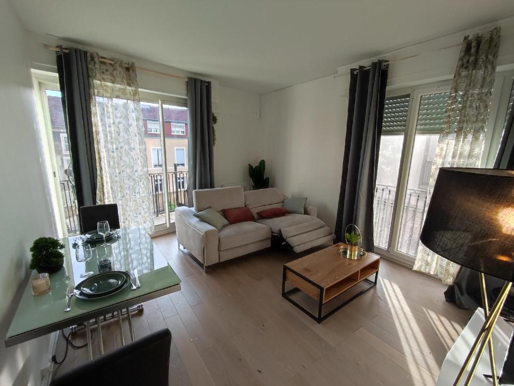 una sala de estar con un sofá y una mesa en Le Palais -Idéal Couple- Terrasse Hypercentre, en Pau