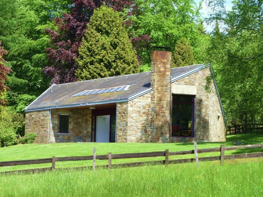 ストゥモンにあるAttractive holiday home in Stoumont with gardenの塀の小さなレンガ造りの家