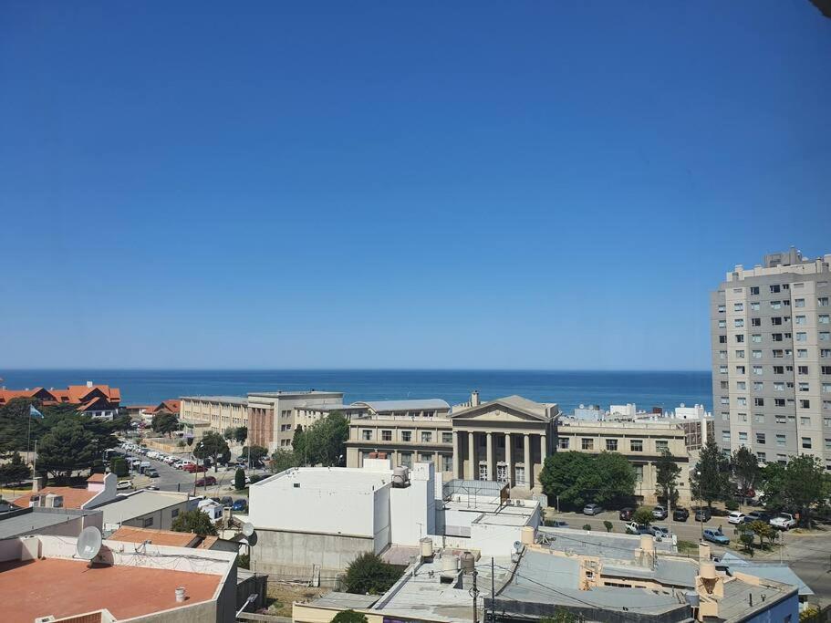 una vista de una ciudad con el océano en el fondo en Departamento céntrico en Comodoro Rivadavia