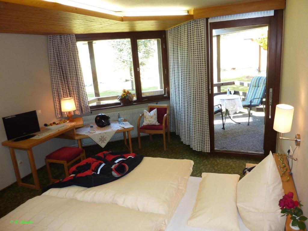 Postel nebo postele na pokoji v ubytování Hotel Lawine
