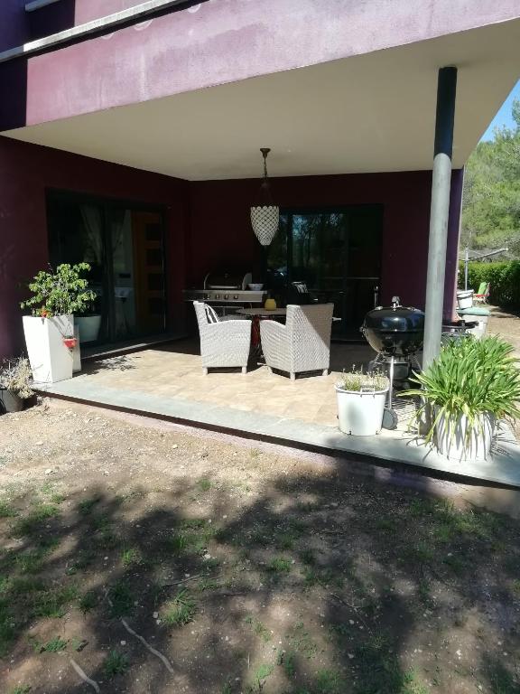 een patio met stoelen en een tafel in een huis bij CASA NEUS in El Arrabal de Coll dʼArbós