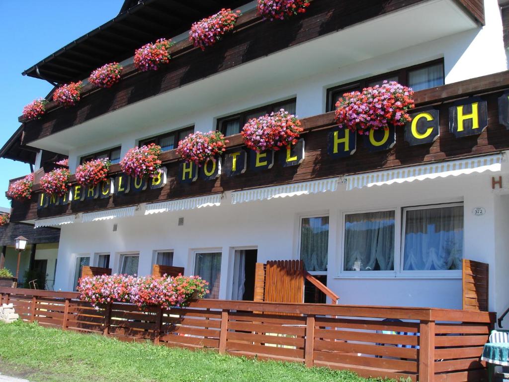 um edifício com uma placa que lê o hotel Buffalo em Seefeld-apartman em Seefeld in Tirol