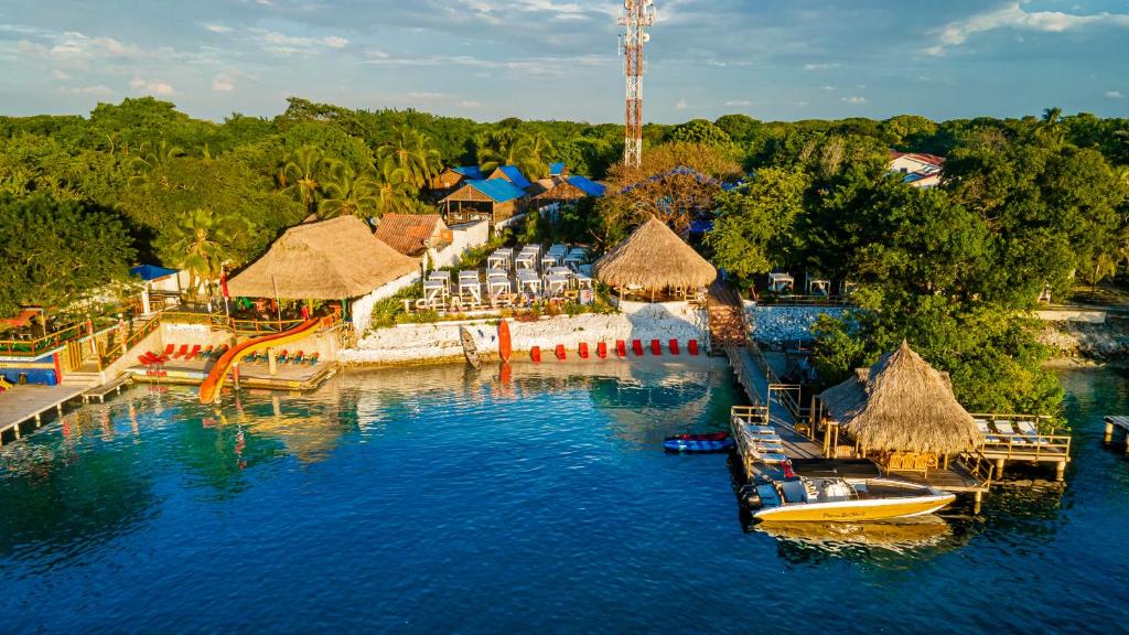 una piscina en un complejo con un parque acuático en Hotel Isla Lizamar, en Isla Grande