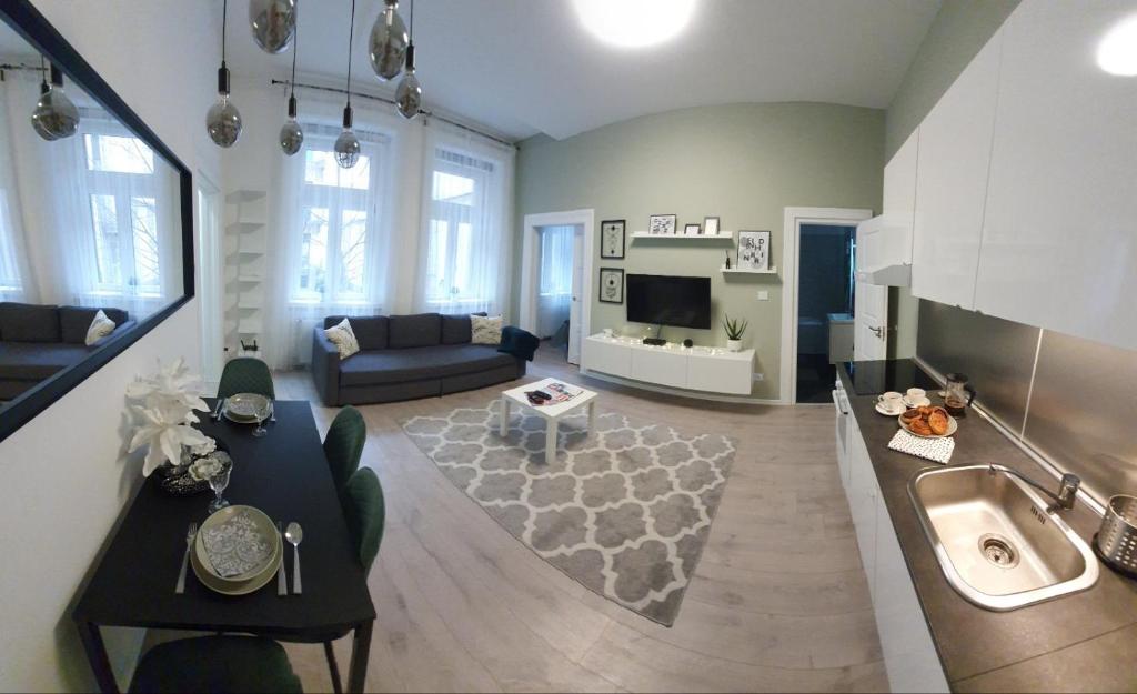 sala de estar amplia con sofá y lavamanos en CS14 Gold Apartment, en Budapest
