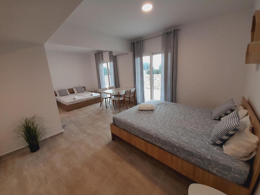 Postel nebo postele na pokoji v ubytování Telhinis Hotel & Apartments