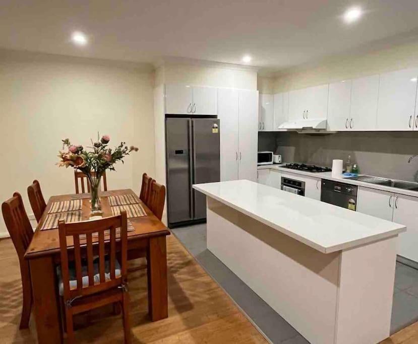 Spacious & Sunny 2BR with garage,11 min to airport, Melbourne (updated ...