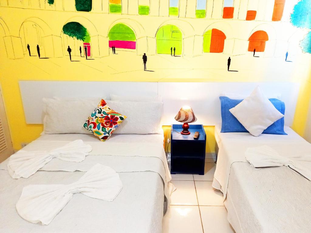 2 camas en una habitación con un mural en la pared en Studio Vista Mar Parcial TC1207, en Río de Janeiro