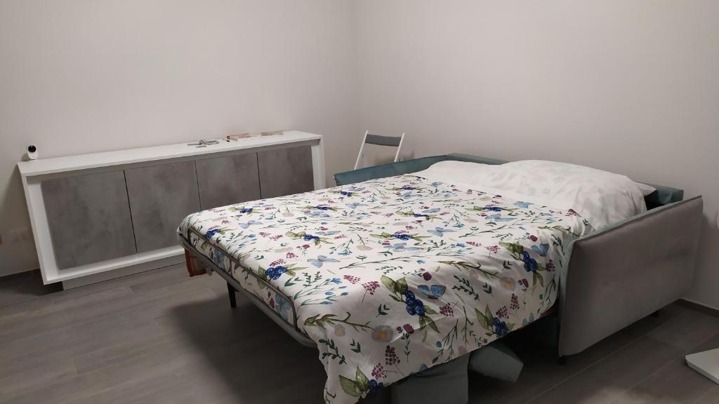 - une chambre avec un lit doté d'une couverture fleurie dans l'établissement B&B Walter & Chiara, à Altamura