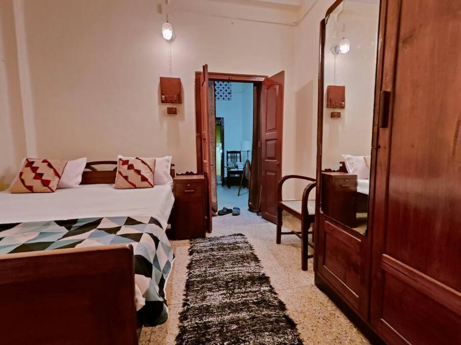 Laketown Vintage Villa 2 - 2BHK holiday home - Housity