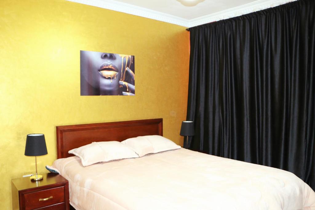 - une chambre avec un lit et une photo sur le mur dans l'établissement Golden Charming 3-Bed Apartment in Cairo, au Caire