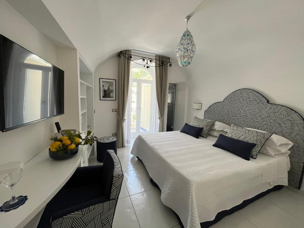 Postel nebo postele na pokoji v ubytování Milky Suites Positano
